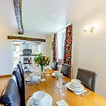 Warth House - Uk44209 אינגלטון